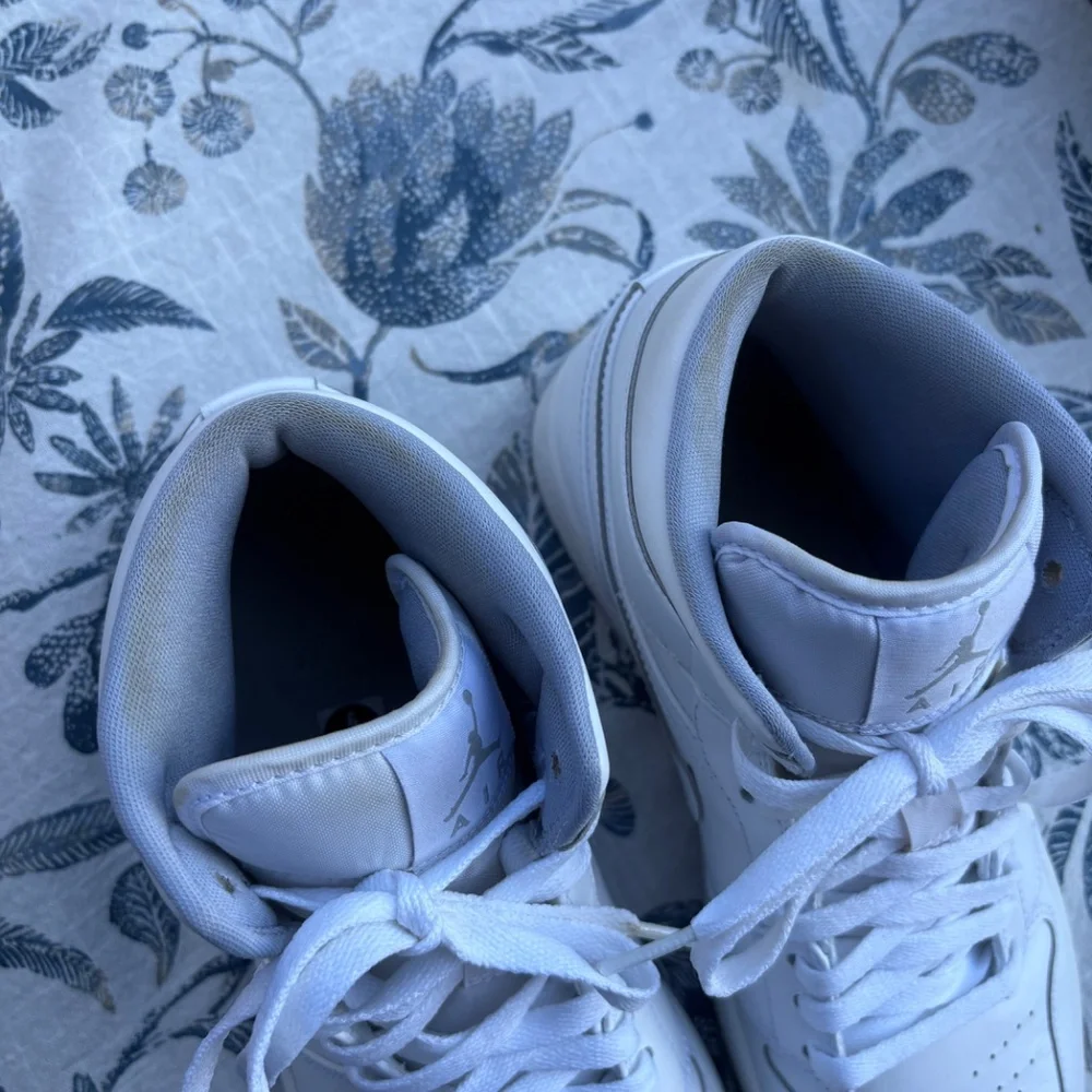 Jordan 1 Mid White Wolf Grey (2016) - Size 9 (554724-112 ) - Picture 7 of 8